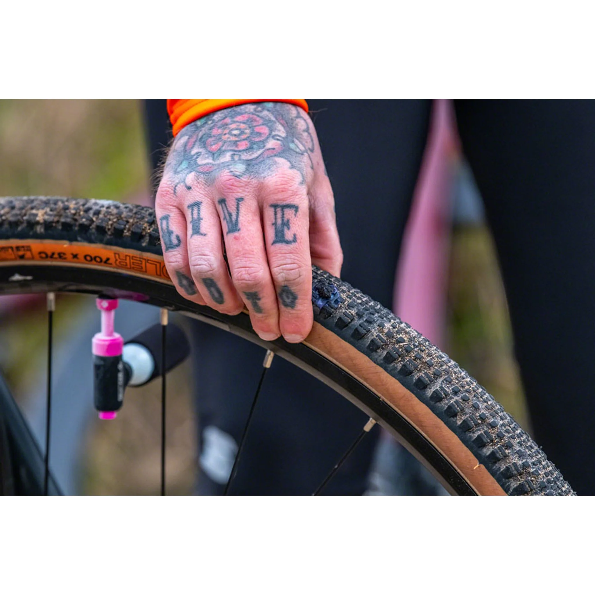 Muc-Off Bicycle Tire Inflator Kit - MTB / Gravel / Road - Image 4